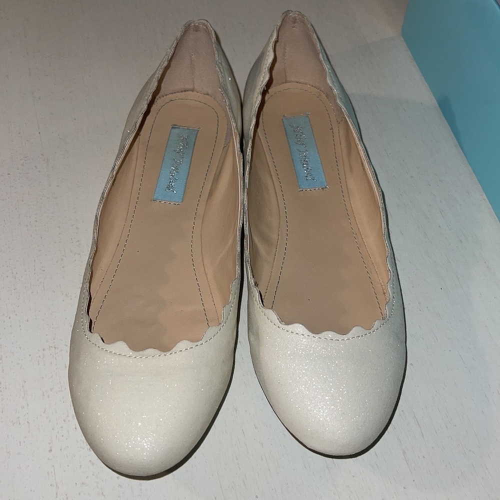 Betsey Johnson sparkle ivory flats size 7.5 - Picture 2 of 5